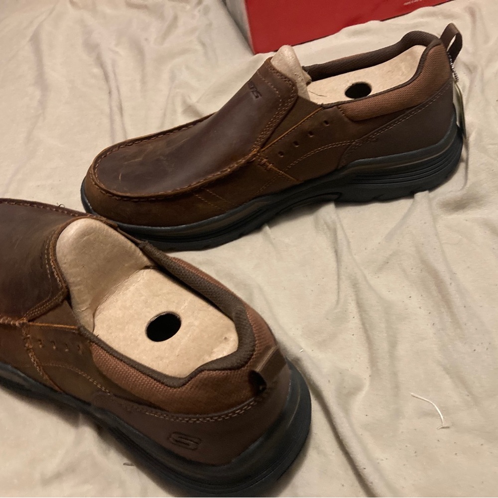 Men’s Skechers size 11w